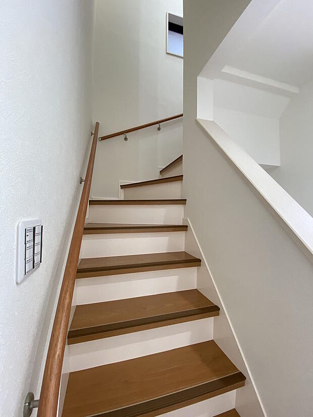 【階段】『コの字階段』は、直階段と比べると段数が多くなりますので傾斜がゆるやかになります。さらに手すり付きで、小さいお子様やご高齢の方も安心安全な造りとなっております。小窓から明るい日差しが入ります◎