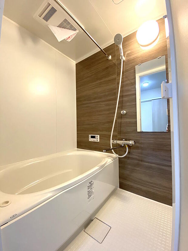 【浴室】落ち着いた木目調のパネルがアクセントになり、ゆったりとした空間でバスタイムを過ごせます。浴室乾燥機付きで、室内干しの強い味方です。涼風と暖房つきで１年中快適なバスタイムを過ごせますね♪