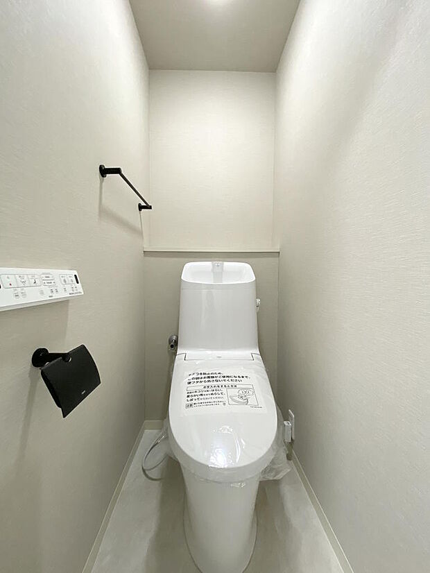 【トイレ】トイレ奥はカウンターとなっています。インテリアとして小物を飾ったりフレグランスを置いたりもできますね♪温水洗浄便座付きトイレで、座った時にヒヤっとせず年中快適なトイレ時間を過ごせます。