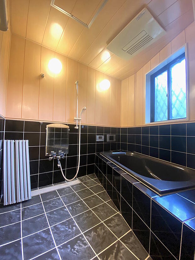 【浴室】サウナやTVの付いた広々バスルームで足を伸ばして、ゆったりバスタイムをお過ごしください。浴室に窓があるので、簡単に換気ができてカビ予防になります。浴室乾燥機・涼風と暖房付きで一年中快適です♪