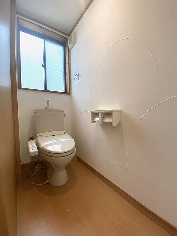 【トイレ】３階のトイレです。温水洗浄便座付きトイレで、座った時にヒヤっとせず年中快適なトイレ時間を過ごせます。窓から採光があり明るく換気がしやすいです。２連ペーパーホルダーで使いやすいですね◎