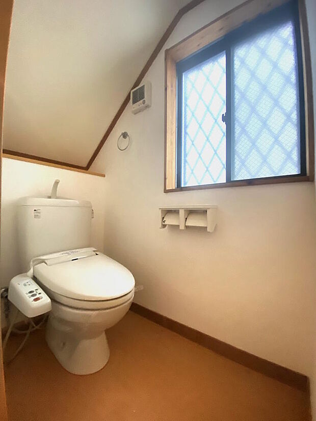 【トイレ】１階のトイレです。窓があり、いつでも簡単に換気ができて気持ちのいい空間です◎温水洗浄便座付きトイレで、座った時にヒヤっとせず年中快適なトイレ時間を過ごせます。２連ペーパーホルダーあります◎