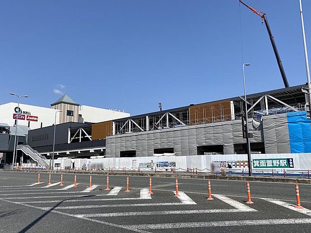 【最寄り駅】新駅・北大阪急行『箕面萱野』駅は徒歩１７分です。（２０２３年度末開業予定）駅はみのおキューズモールに直結していて、お買い物だけでなく飲食店やスポーツジム、映画館なども併設されています。