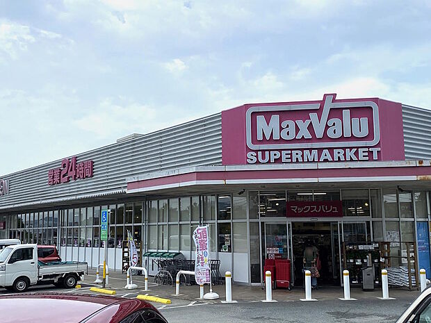 【近隣スーパー】Maxvalu箕面外院店までは徒歩３分です。生鮮食料品から日用品まで幅広い品揃えです♪２４時間営業店舗のため、早朝や深夜の急なお買い物にも対応できます。お仕事帰りにも助かりますね。