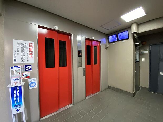 【エレベーター】２基あり混み合う時間帯の緩和にもつながりますね。エレベーター内の様子を確認できるモニター付きで安心して乗り降りしていただけます◎赤いエレベーターがより明るい雰囲気にしてくれますね。