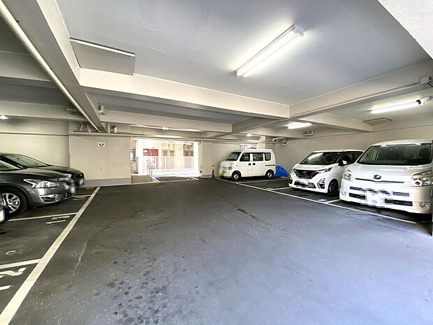 【駐車場】お車の出し入れがしやすい屋内平面駐車場があります。駐車場使用料は、９０００円〜１４０００円／月です。空き状況は都度確認が必要ですので、ご利用の際にはお気軽にお問い合わせください。