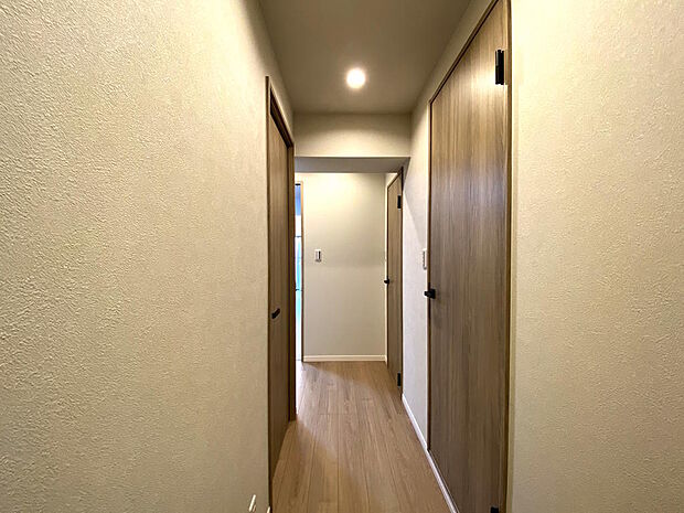 【廊下】玄関を入って左には約５．５帖洋室、右側には洗面室・浴室、トイレが並んでいます。廊下を抜けると東向きバルコニーに面した約１３．７帖LDKにつながります。リビング横には約５帖洋室があります。