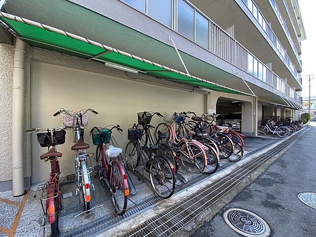 【駐輪場】屋根付きのため、大切な自転車も安心です。雨の日の乗り降りがしやすいのも助かりますね。サイクルラックが設置してあり整理整頓されいます◎空き状況や月額利用料金については確認が必要です。