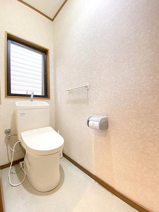 【トイレ】トイレは１・２階に２ヶ所あり、こちらは２階のトイレです。ご家族が多い方、忙しい朝に助かりますね。窓付きで、空気の入替にも嬉しいです。手洗い・温水洗浄便座付きで清潔感のある空間です◎