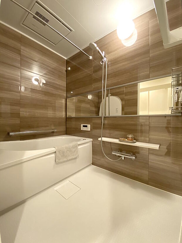 【浴室】木目調のパネルが印象的なバスルームは、清潔感あるゆったりとした空間で毎日の疲れが癒されますね。浴室乾燥機付きで、室内干しの強い味方です。涼風と暖房つきで１年中快適なバスタイムを過ごせます。