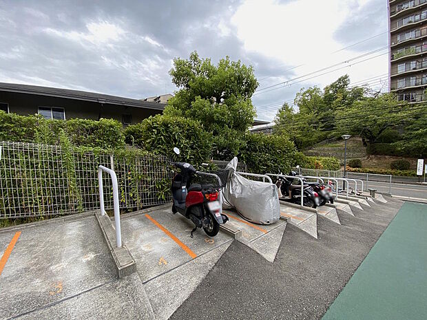 【バイク置き場】敷地内屋外にあるバイク置き場です。区画ごとに線が引いてありますので、駐輪位置が分かりやすく整理されていて駐輪しやすいです。空き状況や月額利用料についてはお気軽にお尋ねください。