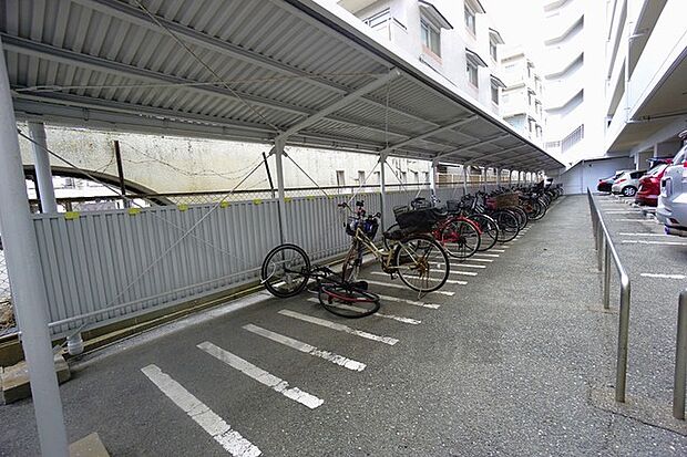 駐輪場には屋根付きなので雨の時も自転車やバイクがぬれずに済みます＾＾