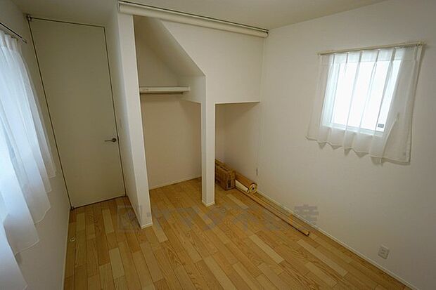 1階5帖の洋室。 住む人のこだわりを活かすお部屋です＾＾ 2面採光を確保しており、風通しも良く、大変居心地の良い空間となっております。