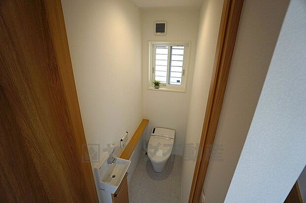手洗い場を設けた1階トイレはスッキリとしたタンクレスを採用いたしました。