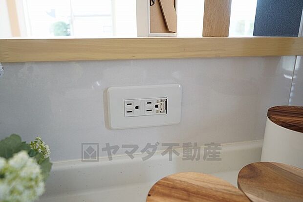 流し台とコンロの間にコンセントを設置しました。最新調理家電を使って時短できますよ＾＾