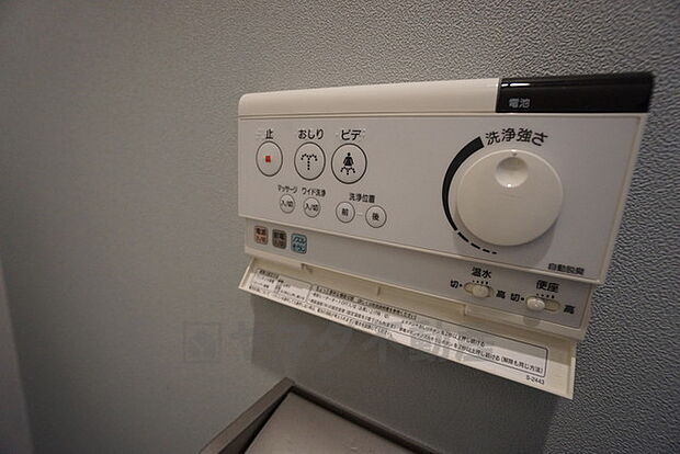 壁リモコンタイプのウォシュレット付き。すっきりした見た目で、トイレ奥の掃除もしやすいです。
