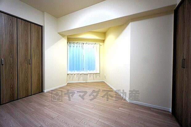 約6.2帖の洋室。家具を選ばないナチュラルな色合いの壁紙とフローリングです。