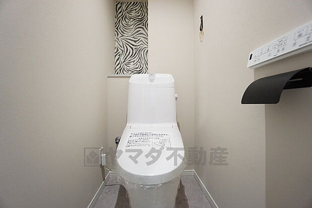 デザイン性のあるアクセントクロスを使用した温水洗浄機付トイレです。