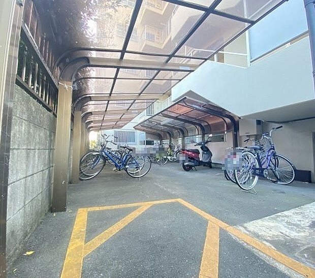 ☆カーポート付きの駐輪場有り☆大切なバイクや自転車を直射日光や雨から守ることができます☆