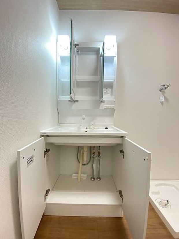 ☆戸棚はもちろん、鏡の内側にも収納が可能です！歯磨き粉やせっけんなど、備品の置き場には困りません☆