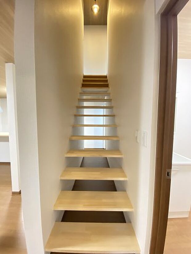 ☆隙間のあるオープン階段はお部屋の重厚感をなくし、空気感を与えてくれますね☆