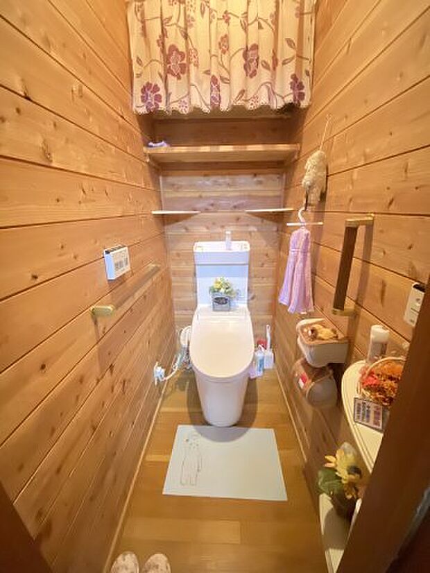 ☆1階トイレ☆温水洗浄機能付き☆年中快適に使用できます☆