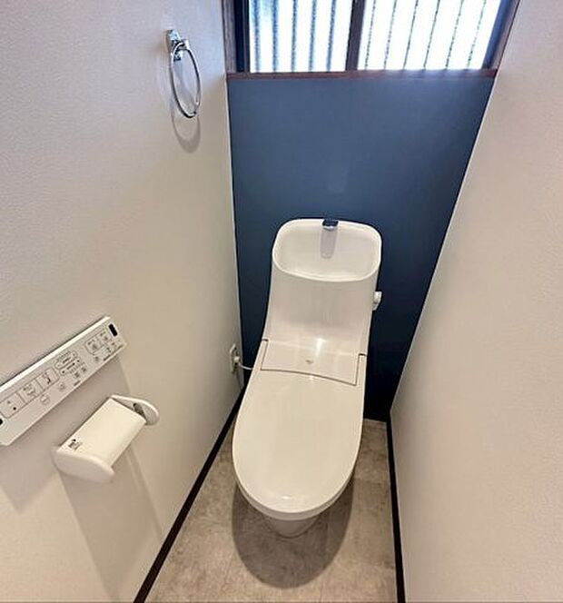 ☆新品交換済みのトイレ☆温水洗浄機能付きで年中快適に使用できます☆