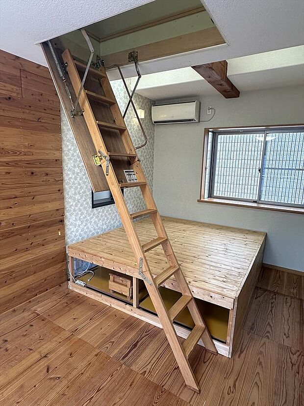 3階洋室（9帖）：天井収納はしご（小屋裏収納への接続部分）