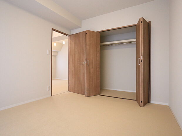 各居室にクローゼットがあり、洋服ダンスなどを置く必要がないのでお部屋を広く使えます。