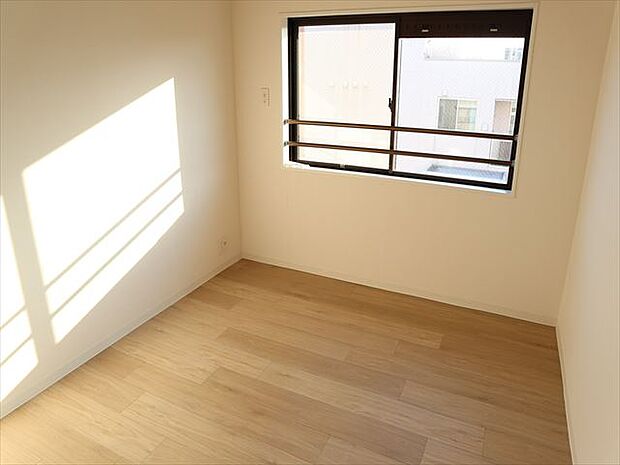 大きな窓からたっぷりと陽光が注がれる明るい空間。一日の疲れをいやしてくれる主寝室。