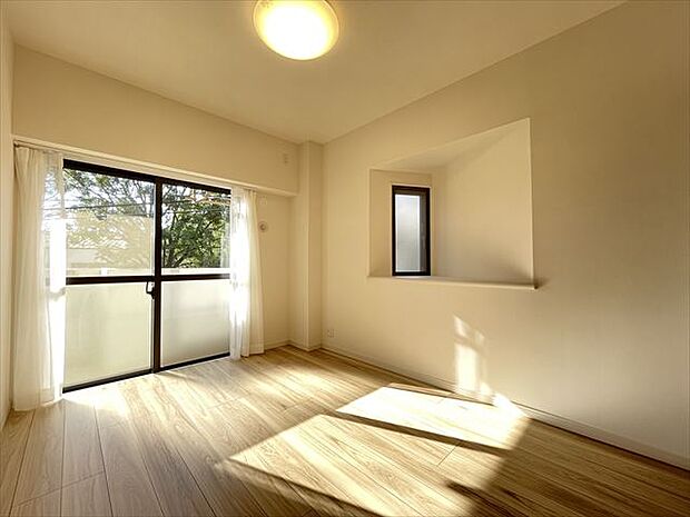 窓からたっぷりと陽光が注がれる、明るく快適なプライベート空間となっています。