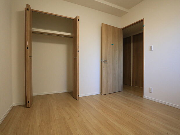 各居室にクローゼットがあり、洋服ダンスなどを置く必要がないのでお部屋を広く使えます。