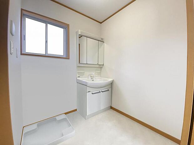 洗面室は、しっかりとしたスペースを確保。上質な温かみを持つカラーで統一されています。ワイドな洗面台は収納力もありいつでもすっきりとした洗面室に。