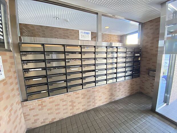 ロビーに設置された郵便ポスト。