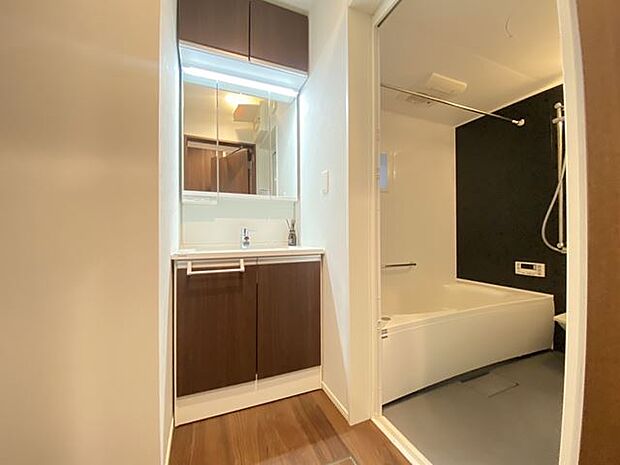 洗面室はしっかりとしたスペースを確保。上質な温かみを持つカラーで統一されています。