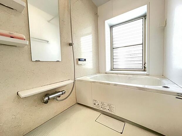 白を基調としたバスルーム。浴槽は大理石調でおしゃれに作られております。