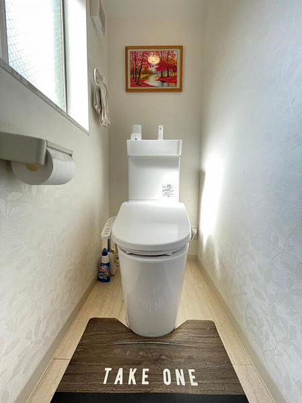 2階トイレ。白を基調とした落ち着いた空間となっております。