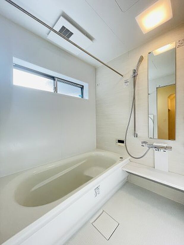 浴室換気乾燥暖房機能付きの浴室は、雨の日でも乾燥機能で洗濯物をカラっと乾かせます。追焚機能も付けました。