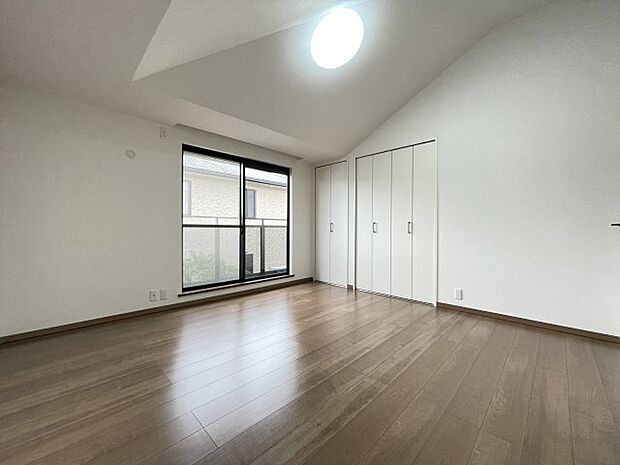 2階7.5帖の洋室です☆収納が多く設けられているため、居住スペースは広くお使いいただけます