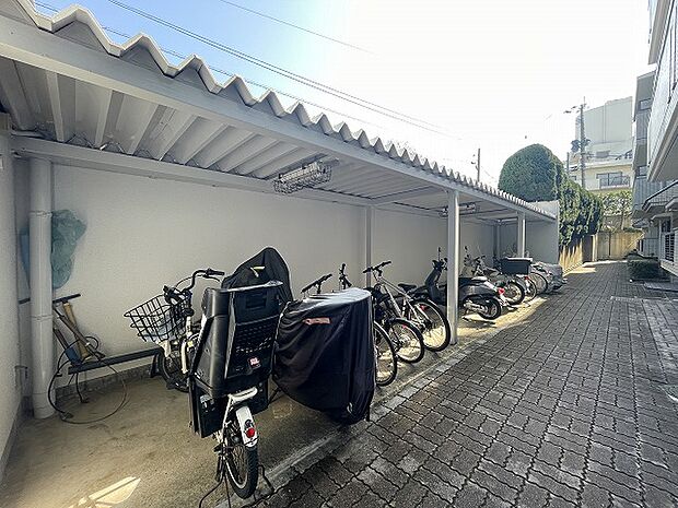 屋根付きの駐輪場は雨がしのげてサドルが濡れる心配がありません