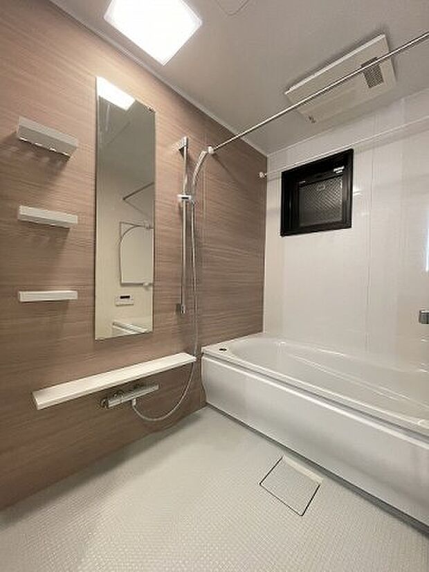 追い焚き機能・浴室乾燥機つきのバスルーム。窓も有るので換気が楽にできます