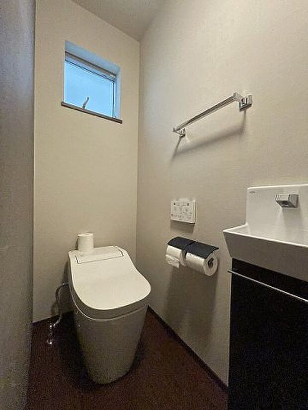 スタイリッシュなタンクレストイレでスッキリとした空間に◎お掃除もしやすいですよ♪2階にもトイレが有るので朝の時間帯や来客時も安心です