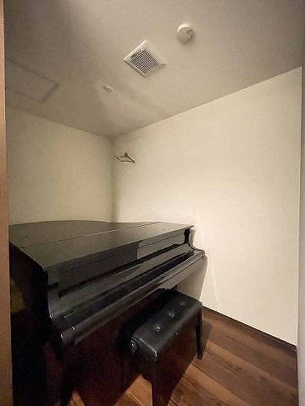 1階の納戸スペースは多目的ルームとしてもお使いいただけます。防音部屋ではありませんが、ヘーベル板の効果で音が外に漏れにくいです