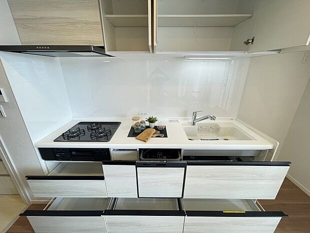 新品キッチンは引き出し式収納で大きなお鍋や調味料も楽々取り出せます！吊戸棚もあり、調理器具も整頓しやすいです。