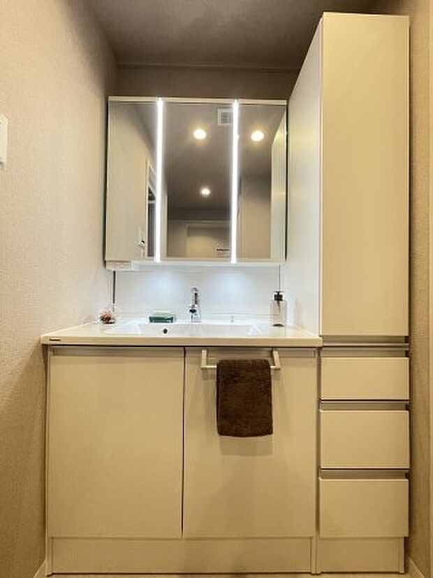 朝の身支度に便利なゆとりある三面鏡付きの洗面台です！　鏡裏、洗面台下部、リネン庫など収納スペースがたっぷり設けられています