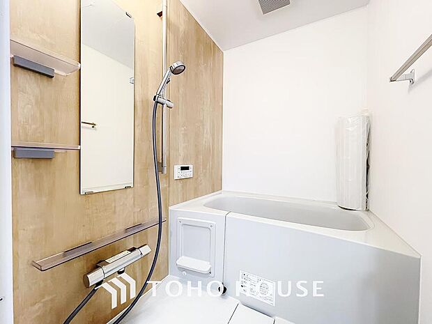「一日の疲れをリフレッシュ。快適バスルーム。」心落ち着く色調で統一された浴室は、照明がよく映えます。