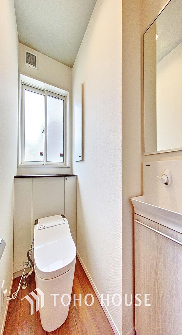 「温水洗浄便座付きトイレ」トイレは快適な温水洗浄便座付です。清潔感のあるホワイトで統一しました。水周りはシンプルに清潔感のあるホワイトで統一。換気出来るよう、窓も完備しております。