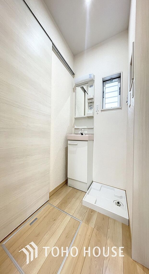 「洗面台」シンプルだからこそ使いやすいスタンダードなデザイン。室内には窓が設けられ、通気性良くお使いいただけます。