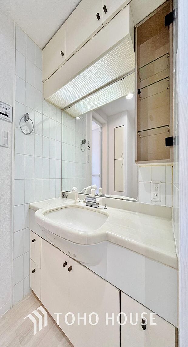 「洗面台」大きな鏡で朝の準備もばっちり。収納も多く、洗剤など日用品の保管にも便利です。