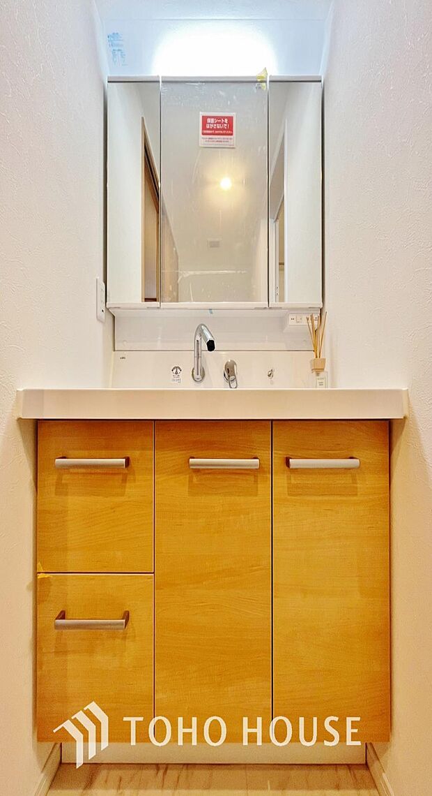 「リフォーム済・洗面台」洗面台には三面鏡を採用。身だしなみを整えやすい事はもちろんですが、鏡の後ろに収納スペースを設ける事により、洗面スペースをすっきりさせる事が出来るのも嬉しいですね。